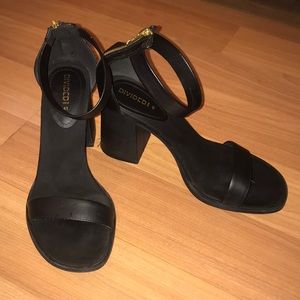 Divided black strapped heels👠